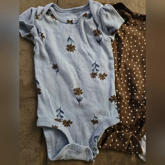 Bundle of 4 Carter's 6 Months Body Suits - Picture 3 of 6